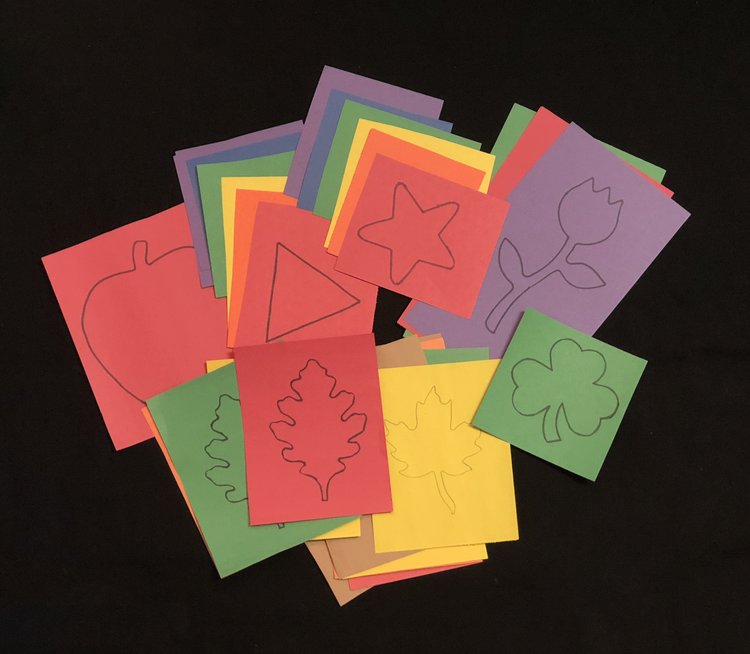 Set s pikalicom 4 kartica sa oblike