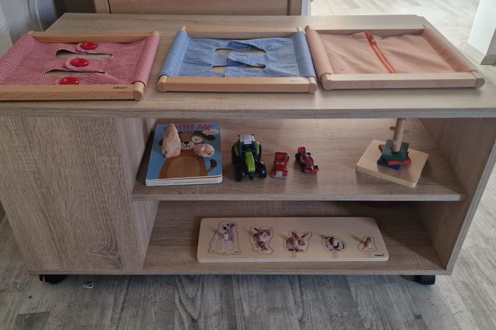 Ustvarjanje Montessori okolja doma 7 20241007 135653 scaled