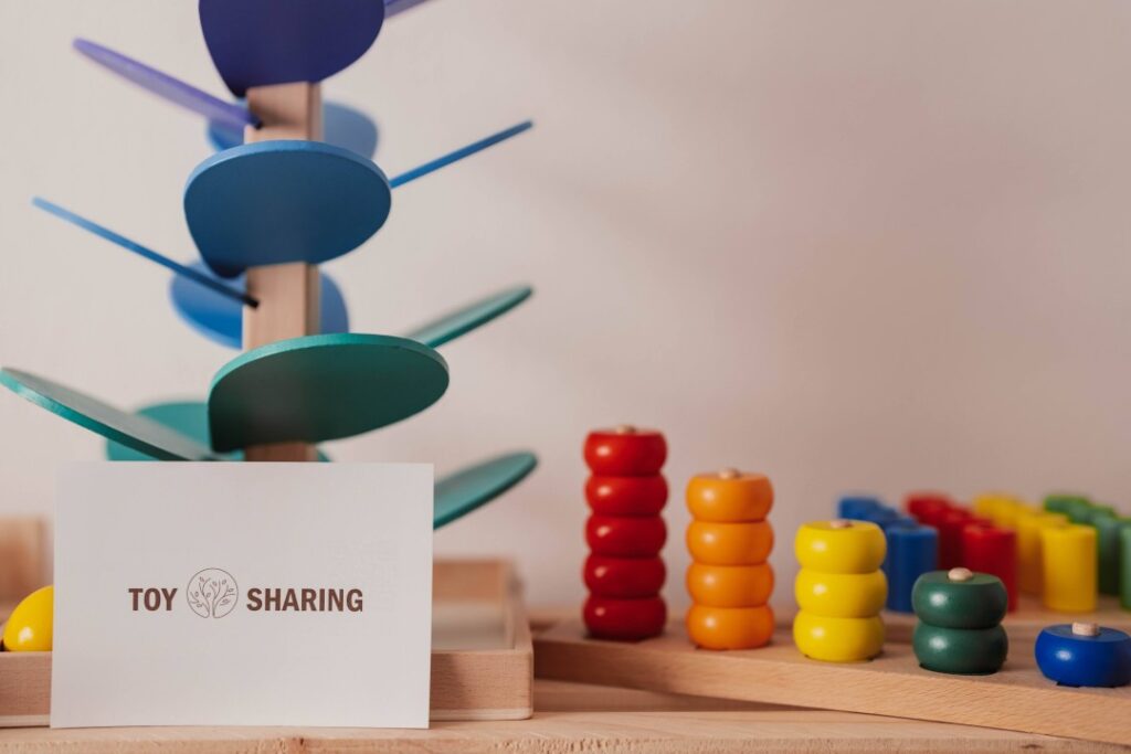 Montessori igrače: kako izbrati prave igrače za razvoj vašega otroka 3 Lesene Montessori igrače za razvoj motorike otrok z logotipom ToySharing v ospredju